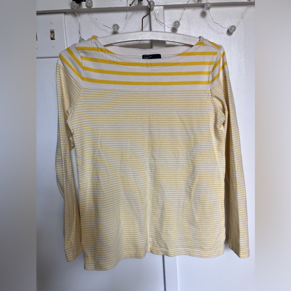 GAP yellow stripe tee